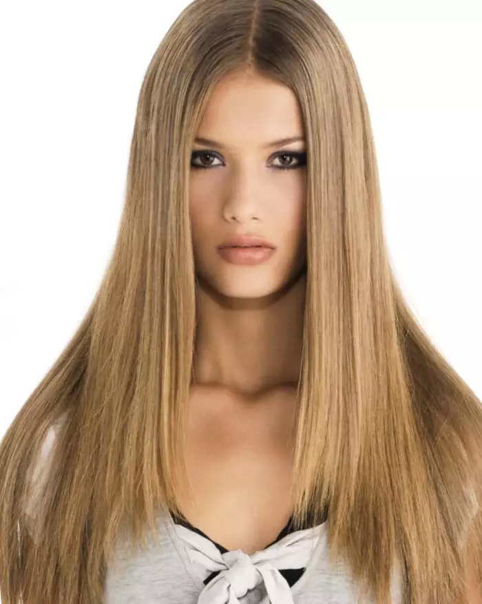 Prerje flokësh Lestenka për flokë të gjatë (52 foto): hairstyle e grave në flokë shumë të gjatë, shkallë në të gjithë kokën e tij në flokë të drejtë dhe me onde, pamje të pasme dhe para 5884_28