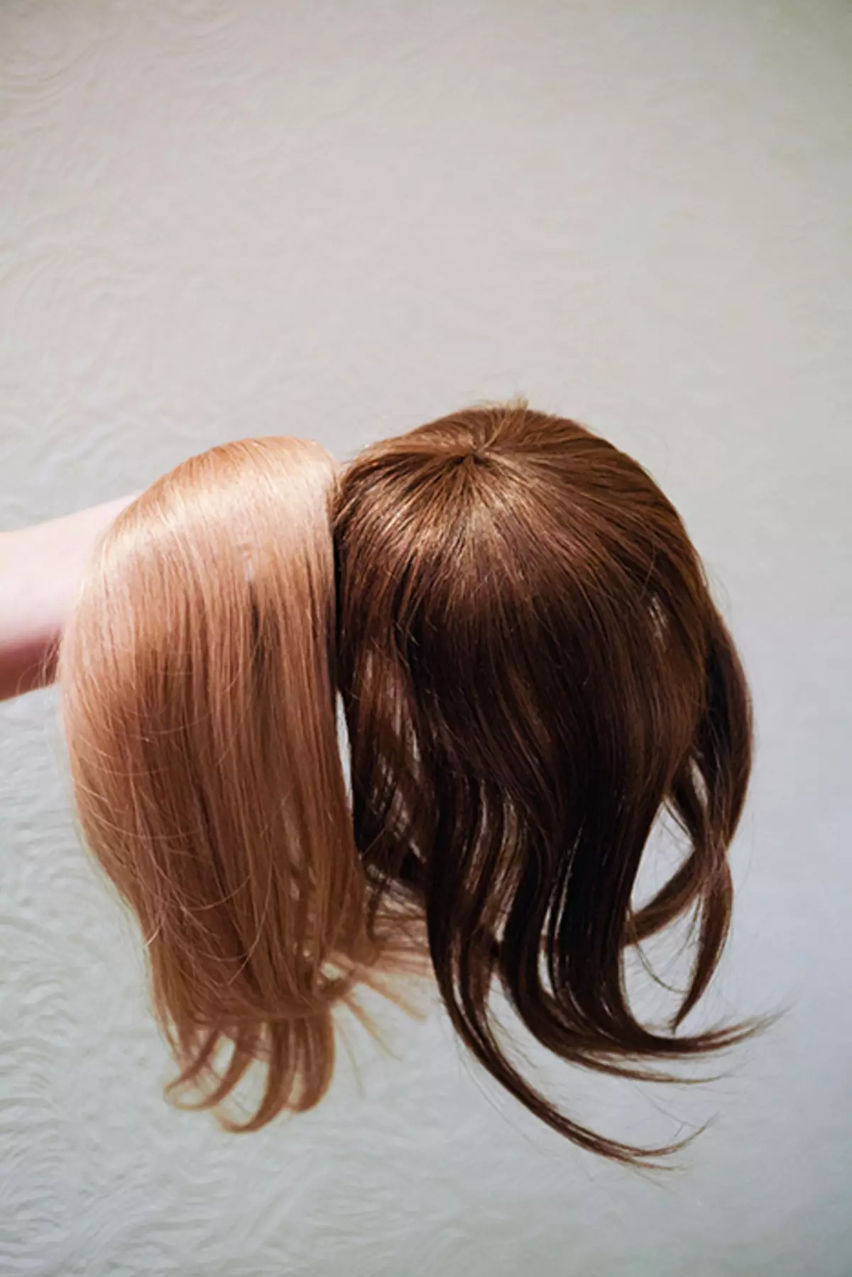 વાળ કાપ્યા વગર કેવી રીતે bangs બનાવવા માટે? હેરકટ વગર પૂંછડી અને લાંબા વાળથી બેંગ્સની નકલની સુવિધાઓ. કાતર વગર અસ્થાયી બેંગ કેવી રીતે બનાવવું? 5891_16