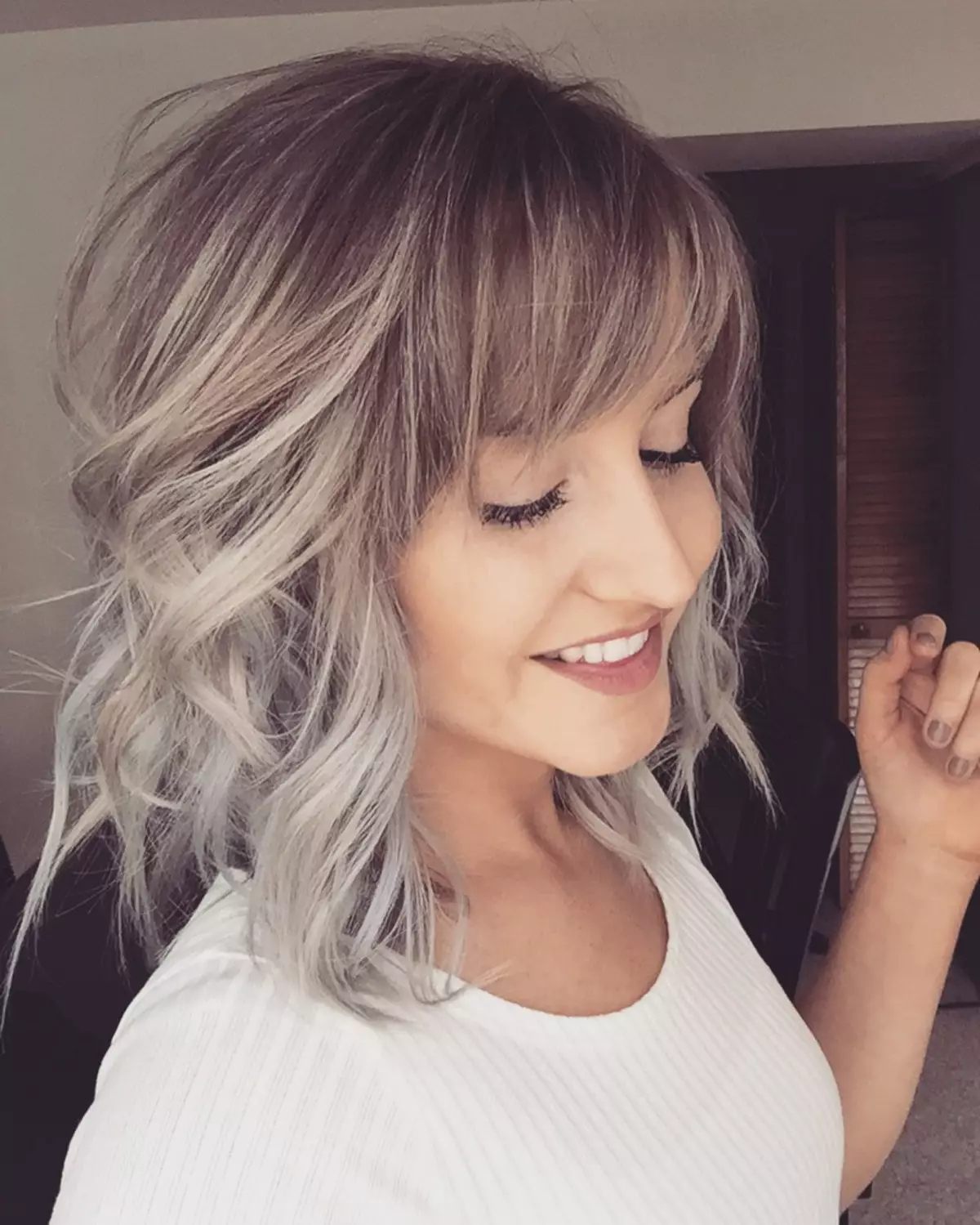 Ombre med bangs (77 bilder): Funktioner av färgning mörk, blondin och lätt hår medium och kort längd. Exempel på vackra kvinnliga frisyrer 5899_8