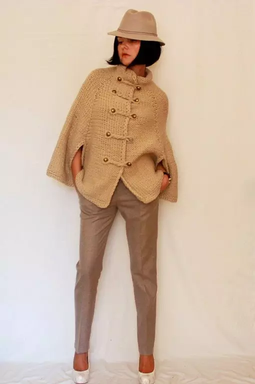 Knitted ಕೋಟ್ (96 ಫೋಟೋಗಳು): ಹೆಣ್ಣು ಮಿಂಕ್ ಕೋಟ್ knitted ಆಧಾರದ ಮೇಲೆ, knitted ತೋಳುಗಳು, ಉದ್ದ, ಗಂಟುಗಳು ಮೇಲೆ ನರಿಗಳು 589_26