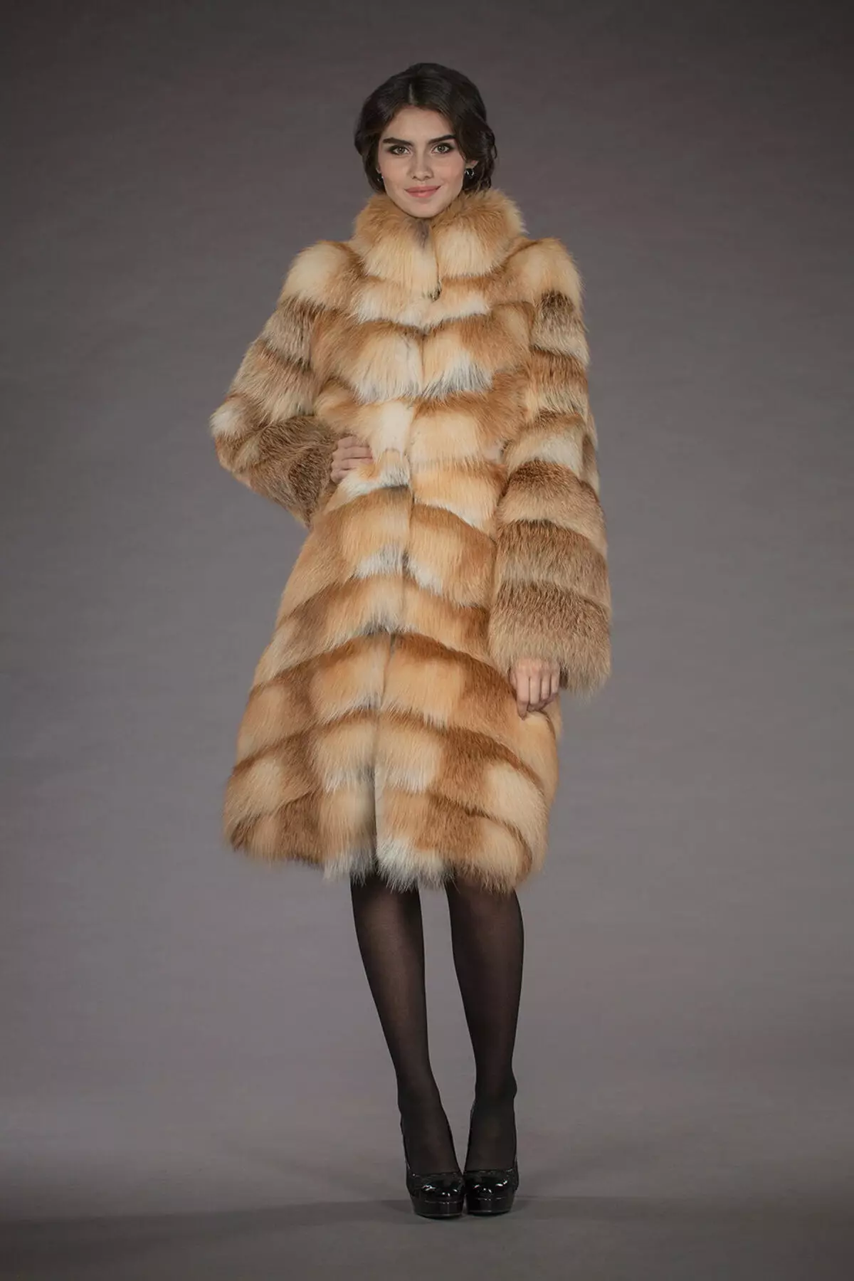 Pleteni kaput (96 fotografija): Ženski kaput minke na pletenoj osnovi, s pletenim rukavima, dugim, od lisica na pletiva 589_32