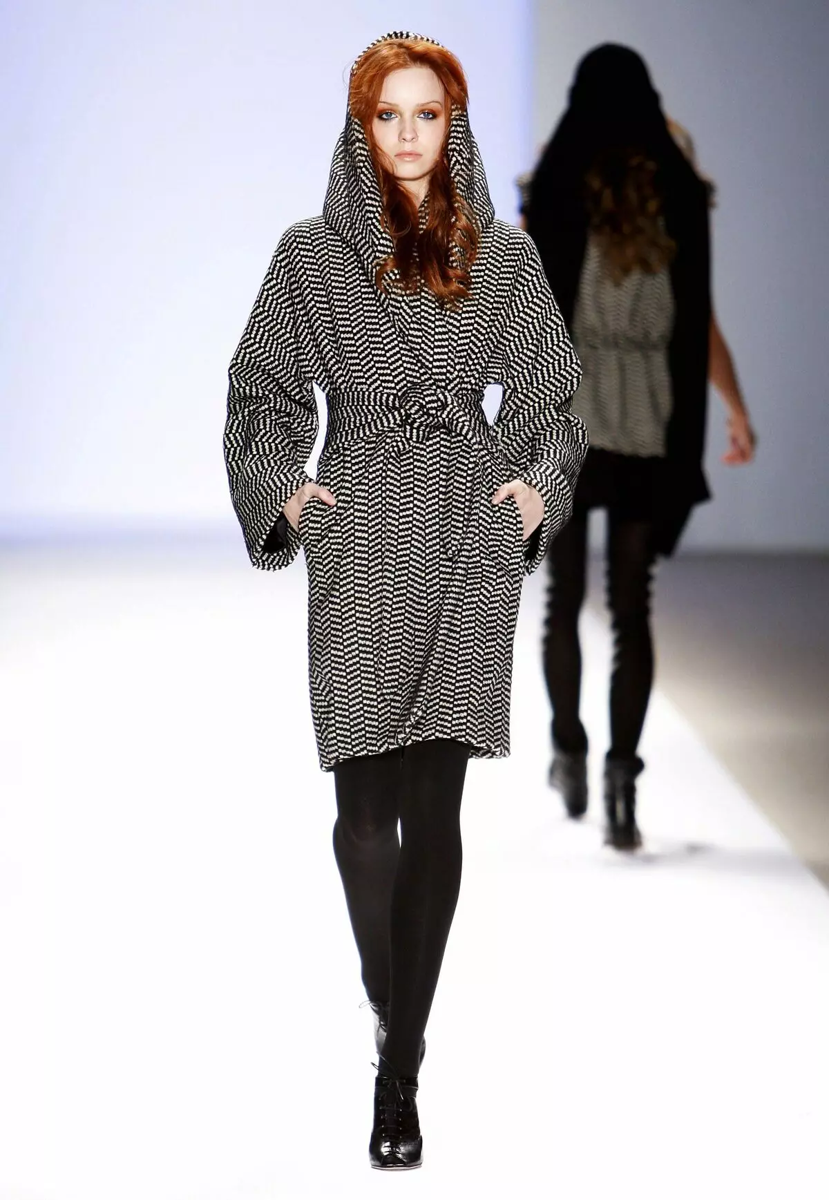 Pletený kabát (96 fotek): ženský norkový kabát na pletené bázi, s pletenými rukávy, dlouhé, z lišek na pletené oblečení 589_86