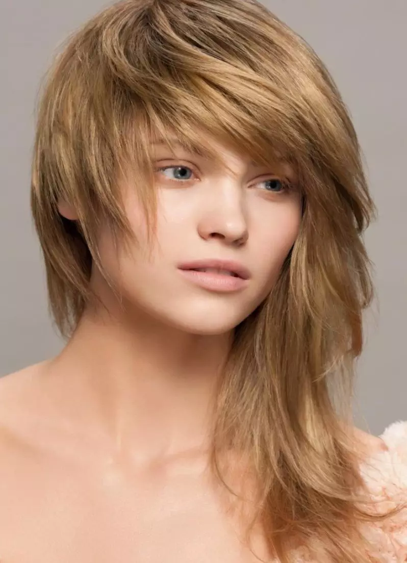 Ungdoms hårklippningar (67 bilder): Modiga kvinnors frisyrer för ungdomar, snygga och moderna hårklippningar för unga tjejer med långt och kort hår 5900_26