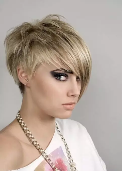 Youth haircuts (67 photos): Fashionable women's hairstyles for young people, stylish and modern haircuts for young girls with long and short hair 5900_30