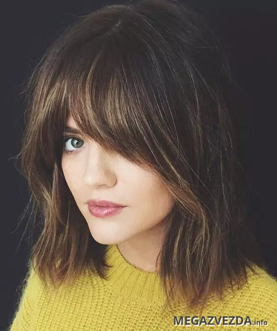Kosya bangs (107 photos): species, features of short, long and elongated bangs. How to make hairstyles with bangs with a corner on the side? How to put the bangs of the scout and who is this option? 5903_40