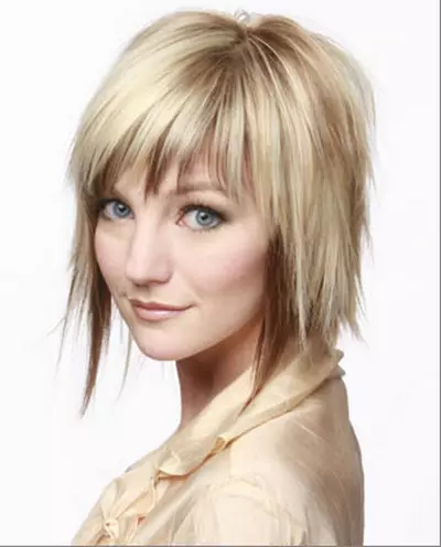 Kosya bangs (107 photos): species, features of short, long and elongated bangs. How to make hairstyles with bangs with a corner on the side? How to put the bangs of the scout and who is this option? 5903_48
