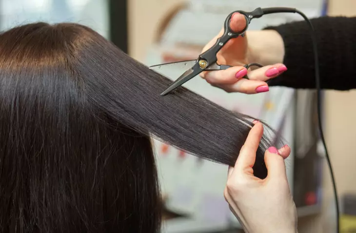 Karšto žirklės šukuosena namuose: kaip sumažinti plaukus namuose? Privalumai ir trūkumai 5914_13