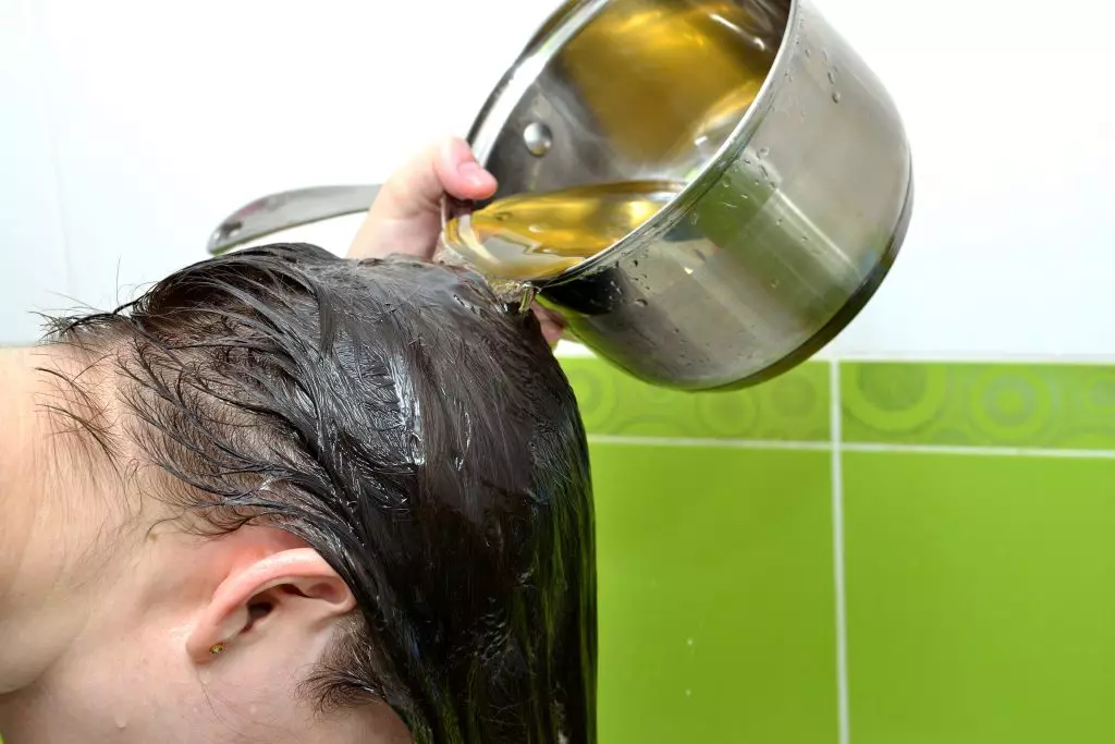 Frizūra ar karstiem šķērēm mājās: kā samazināt matus mājās? Pros un mīnusi procedūras 5914_20