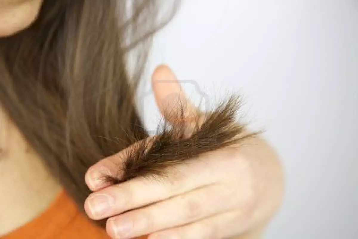 Frizūra ar karstiem šķērēm mājās: kā samazināt matus mājās? Pros un mīnusi procedūras 5914_7