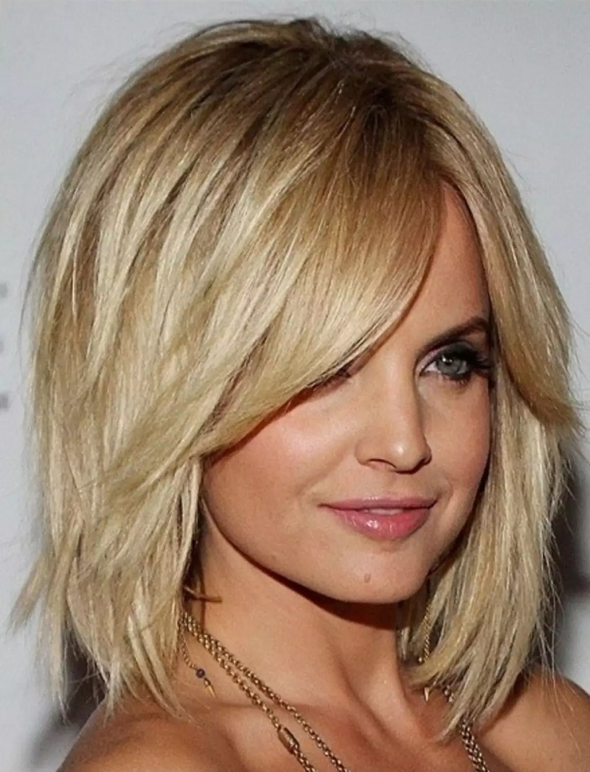 ზრუნვა oblique bangs (62 ფოტო): დამატებითი haircuts თმის to shoulders, hairstyles საშუალო სწორი თმა 5915_16