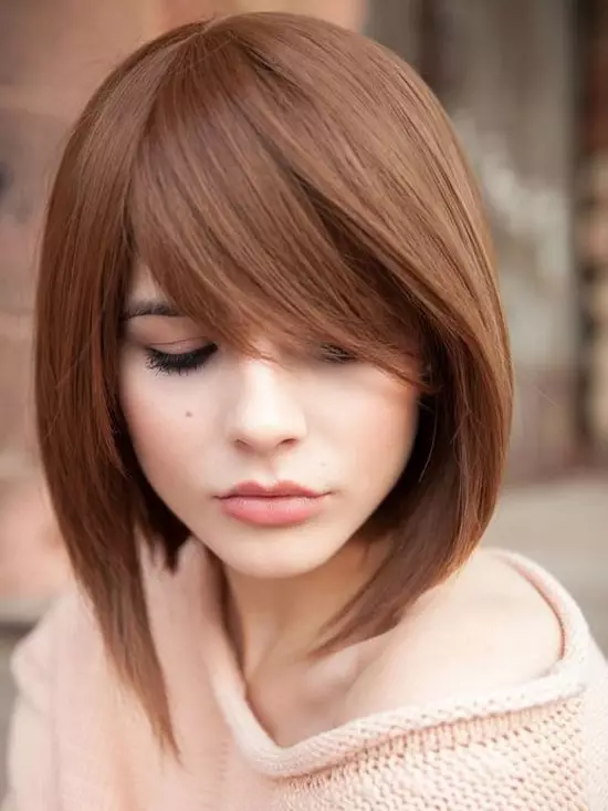 ზრუნვა oblique bangs (62 ფოტო): დამატებითი haircuts თმის to shoulders, hairstyles საშუალო სწორი თმა 5915_5