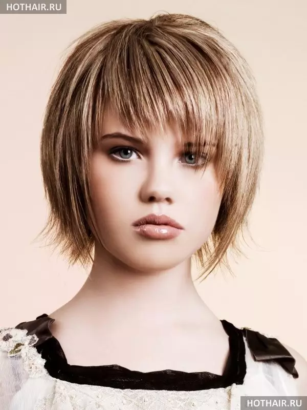 Asymmetric Bangs (35 foto): Come fare frangia asimmetrica per i capelli lunghi? Caratteristiche acconciature 5917_22