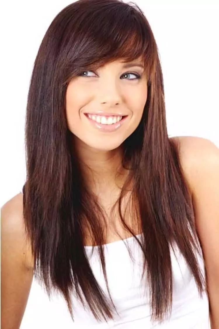 Asymmetric Bangs (35 foto): Come fare frangia asimmetrica per i capelli lunghi? Caratteristiche acconciature 5917_24