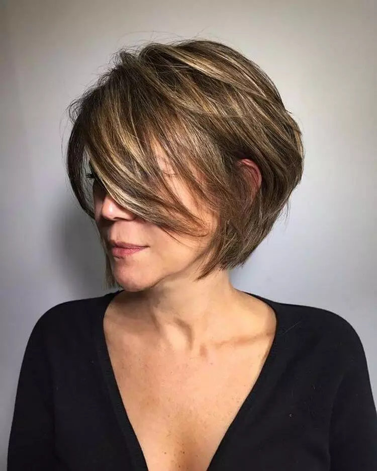 Meremajakan Potongan Haircuts untuk Wanita 50 tahun ke atas (62 Foto): Gaya rambut yang lebih muda untuk Wanita Dengan Rambut Sederhana Dan Pendek, Pilihan Bergaya 5918_18