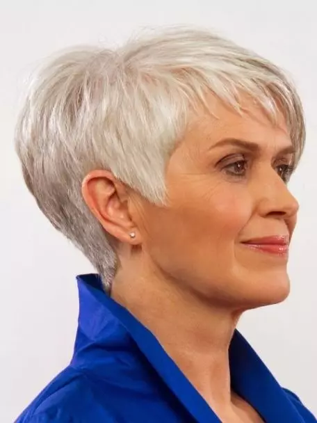 Meremajakan Potongan Haircuts untuk Wanita 50 tahun ke atas (62 Foto): Gaya rambut yang lebih muda untuk Wanita Dengan Rambut Sederhana Dan Pendek, Pilihan Bergaya 5918_22