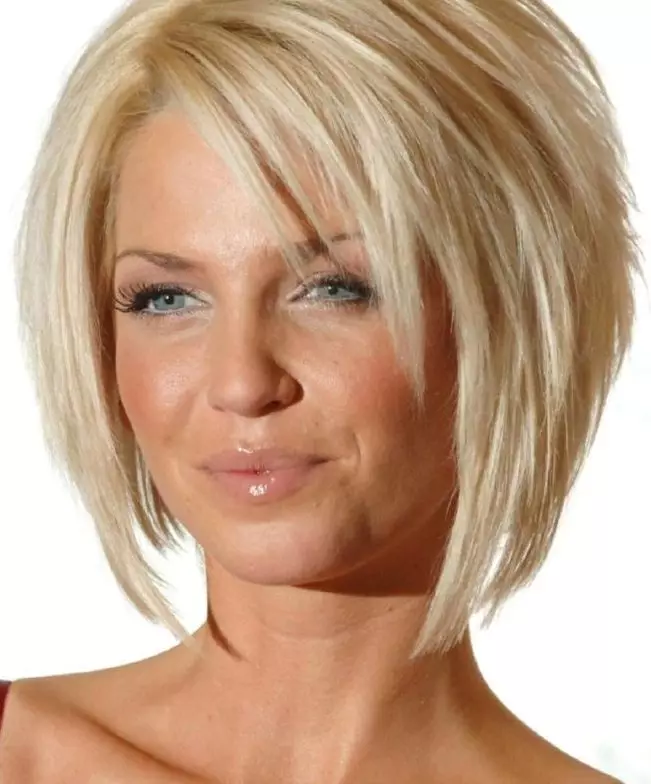 Haircuts uas tseem hluas (82 duab): rejuvenating hairstyles rau cov poj niam nrog luv luv, medium thiab cov plaub hau ntev 5920_42