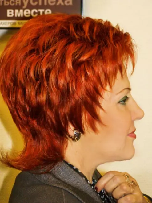 حلاقة الشعر التي هي شابة (82 صورة): تجديد تسريحات الشعر للنساء مع شعر قصير ومتوسط ​​وطويلة 5920_46