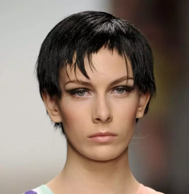 Haircuts, joilla on erittäin lyhyt bang (44 valokuvaa): Kuinka laittaa ultra-ruuvi bang pitkä ja lyhyet hiukset? Ominaisuudet ja valinta kampaus 5923_10