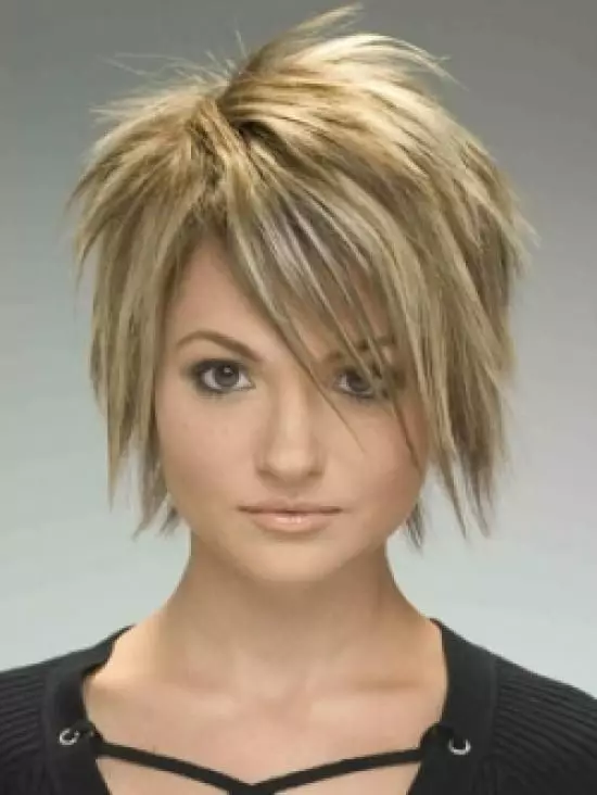 Corte de pelo de Krash: características de peiteados para mulleres con pelo curto e longo. Como poñer unha rapaza de corte de pelo con cabelos de lonxitude media? 5924_11
