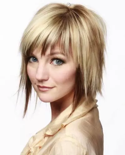 Krash-kapsel: kenmerken van haarstijlen voor vrouwen met kort en lang haar. Hoe een haircut-meisje te leggen met het haar van middellange lengte? 5924_18