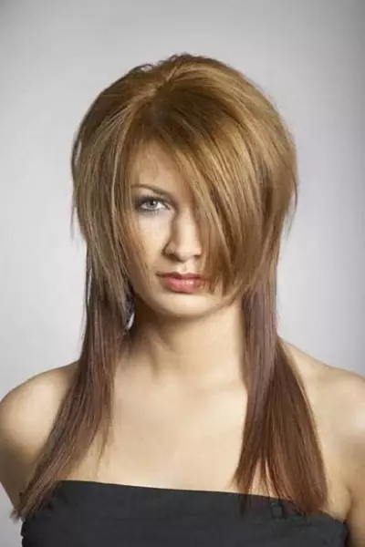 Krash Haircut: Taybetmendiyên porên ji bo jinan bi porên kurt û dirêj. Meriv Keçek Keçikê Bi Porê Dermanê Navîn re çawa ye? 5924_25