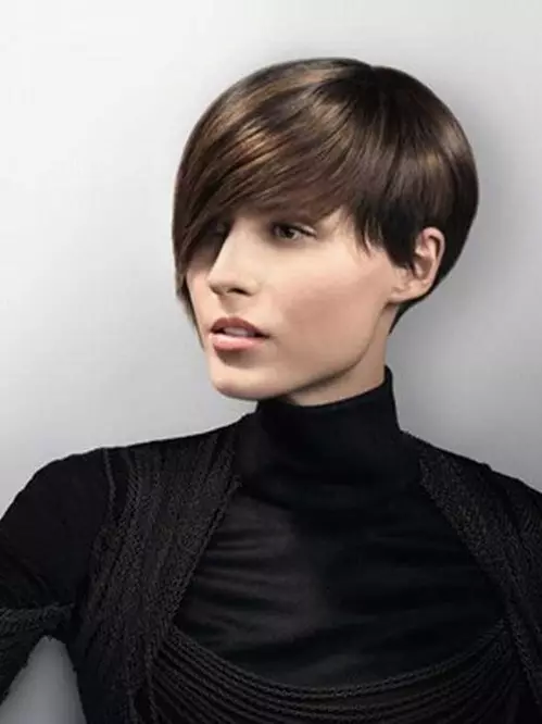 Haircuts who are young, for women after 40 years old (70 photos): rejuvenating hairstyles for women with medium and short hair length. How to remove the extra years to women with a round face and face of another form? 5938_16