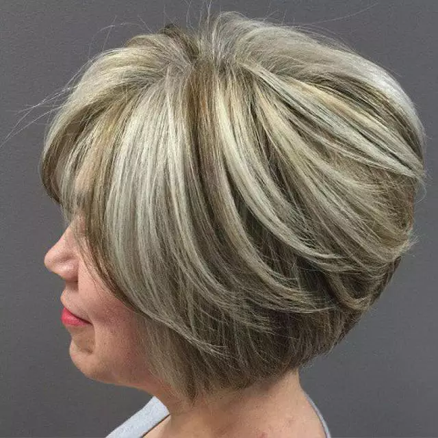 Haircuts who are young, for women after 40 years old (70 photos): rejuvenating hairstyles for women with medium and short hair length. How to remove the extra years to women with a round face and face of another form? 5938_21