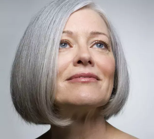 Frizūras, kas ir jauni, sievietēm pēc 40 gadiem (70 fotogrāfijas): atjaunot frizūras sievietēm ar vidēju un īsu matu garumu. Kā noņemt papildu gadus sievietēm ar apaļu seju un citu veidlapu? 5938_24
