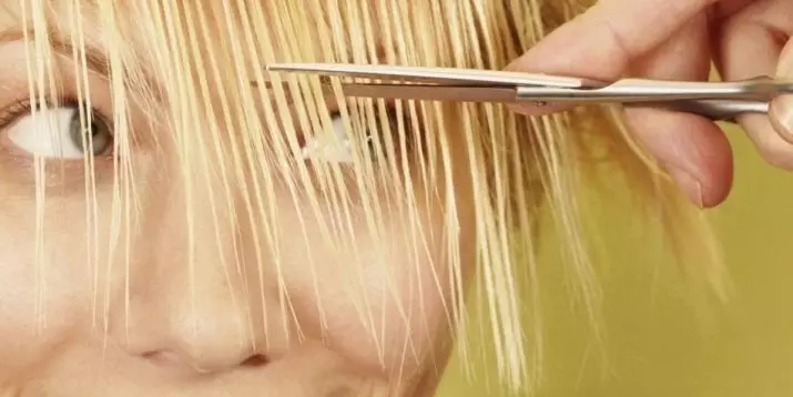 Rzadko grzywki (67 zdjęć): Jak zrobić długi płynny bang, płynnie poruszając się do włosów zbiorczych? Cechy takich grzywki na cienkich włosach. Jak go umieścić? 5939_53