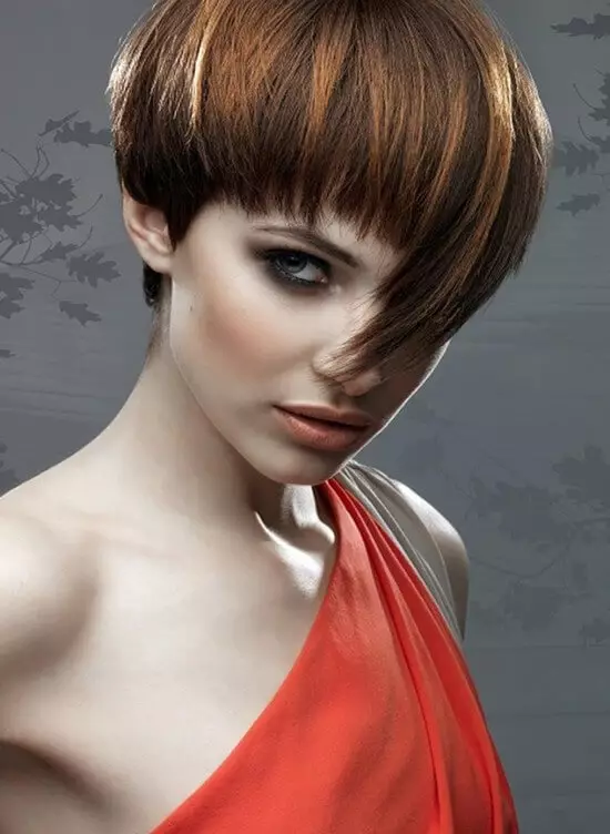 Haircuts die geen styling, dun haar (43 foto's) vereisen: haarstijlen voor meisjes met recht en ondeugend, kort, lang en gemiddeld haar 5954_17