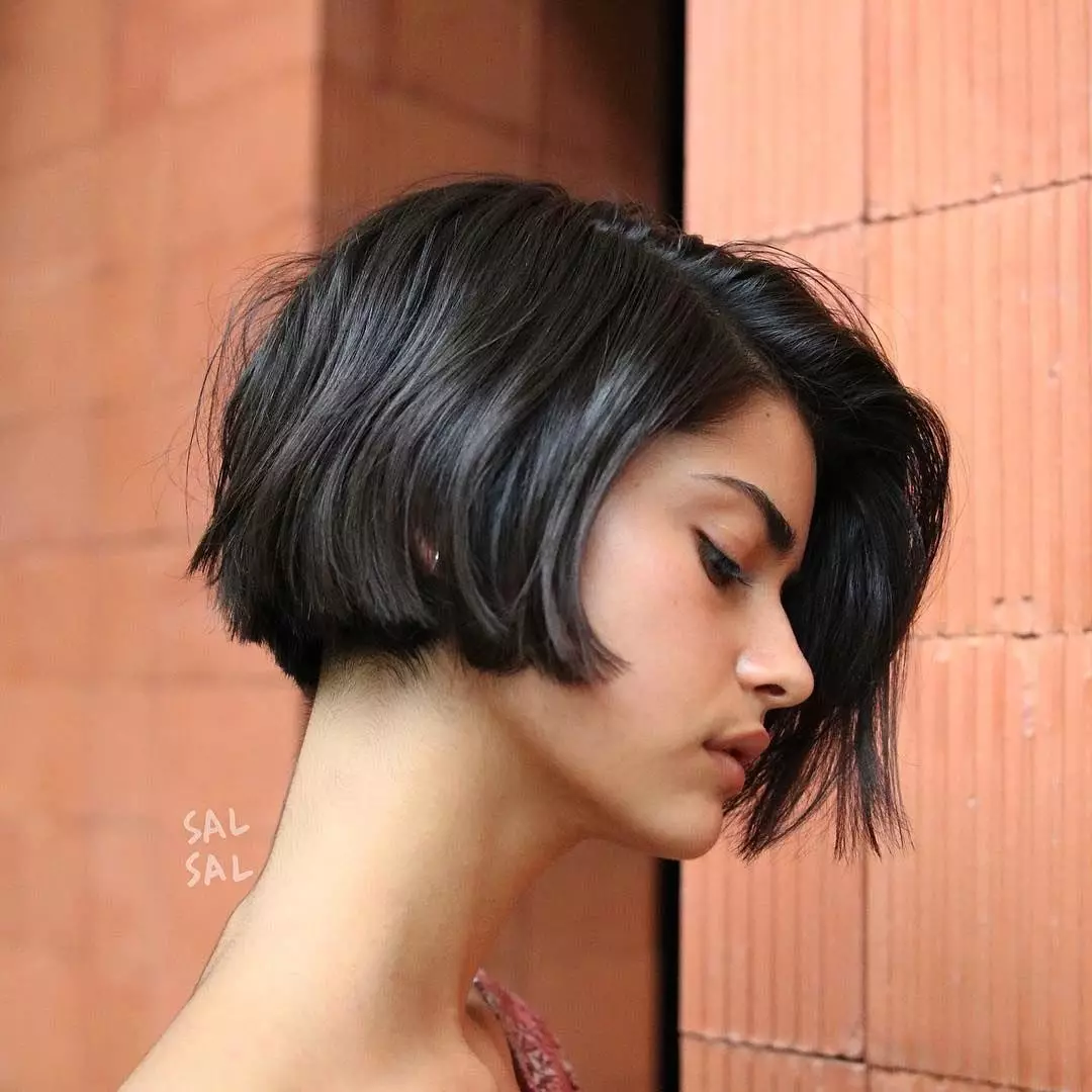 Haircuts die geen styling, dun haar (43 foto's) vereisen: haarstijlen voor meisjes met recht en ondeugend, kort, lang en gemiddeld haar 5954_23