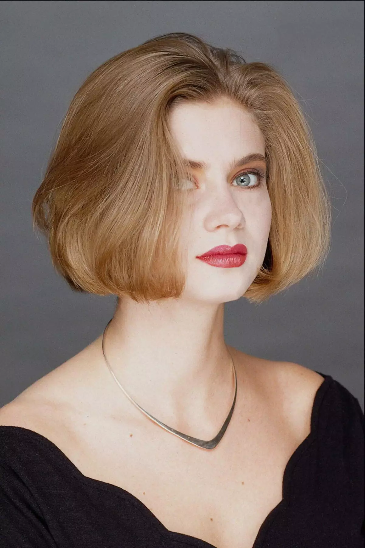 Haircuts die geen styling, dun haar (43 foto's) vereisen: haarstijlen voor meisjes met recht en ondeugend, kort, lang en gemiddeld haar 5954_30