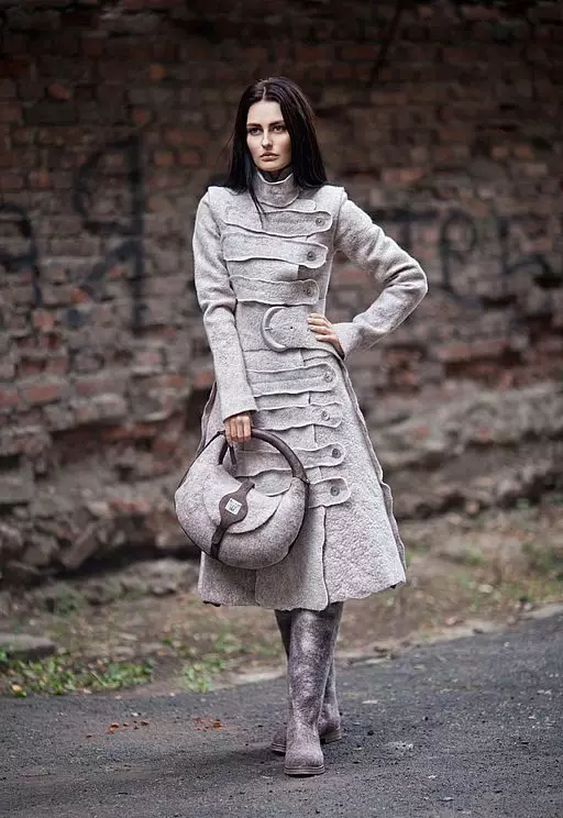 Abrigo de lana (75 fotos): Comentarios sobre la capa de valb femenino, sin forro, de Italia, abrigo de moda 595_23