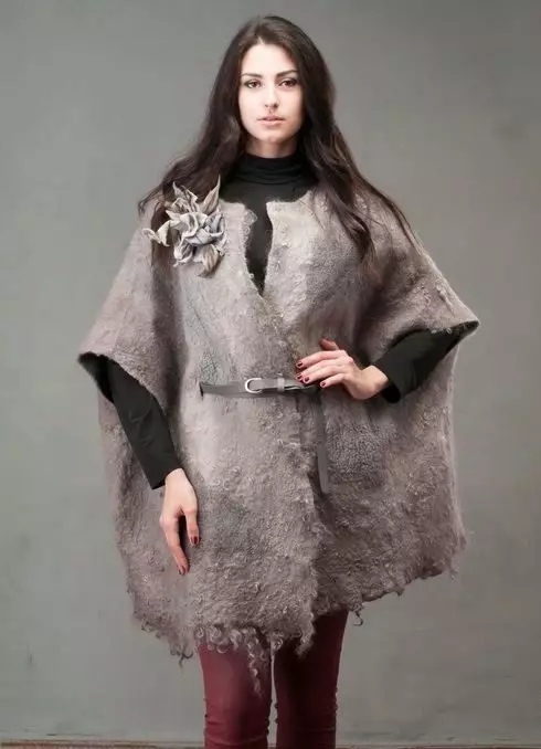 Abrigo de lana (75 fotos): Comentarios sobre la capa de valb femenino, sin forro, de Italia, abrigo de moda 595_32