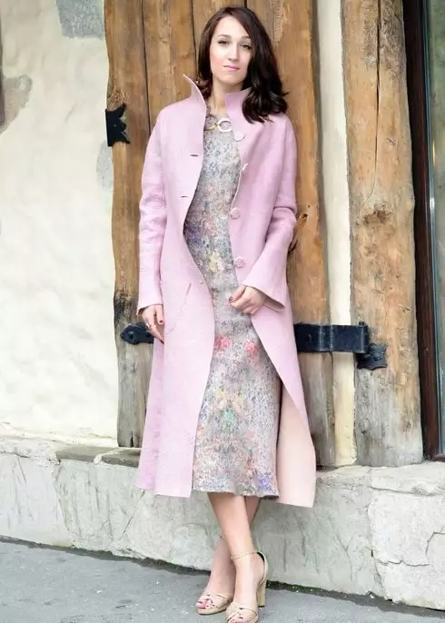 Abrigo de lana (75 fotos): Comentarios sobre la capa de valb femenino, sin forro, de Italia, abrigo de moda 595_42