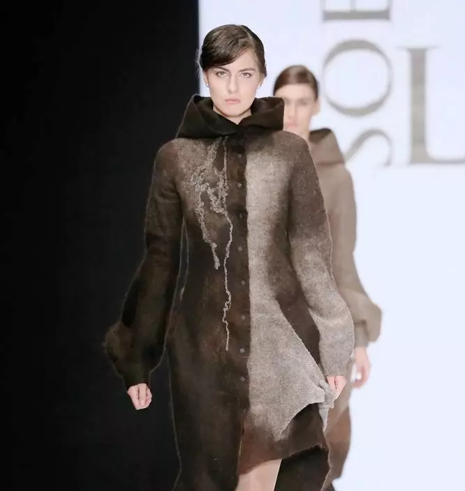 Abrigo de lana (75 fotos): Comentarios sobre la capa de valb femenino, sin forro, de Italia, abrigo de moda 595_55