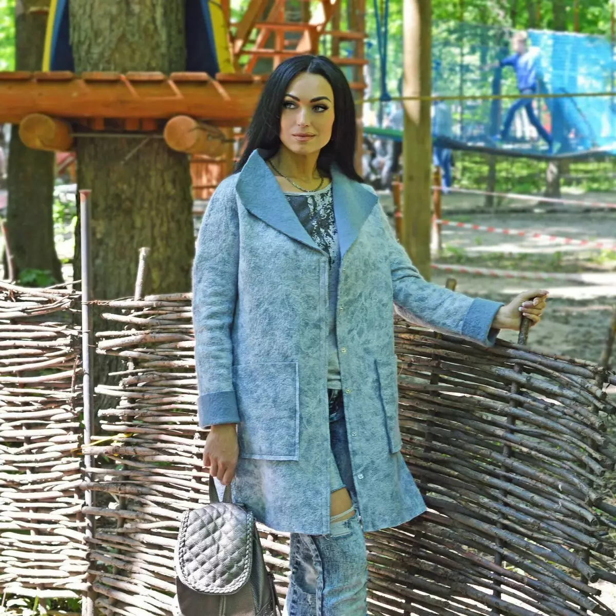 Abrigo de lana (75 fotos): Comentarios sobre la capa de valb femenino, sin forro, de Italia, abrigo de moda 595_69