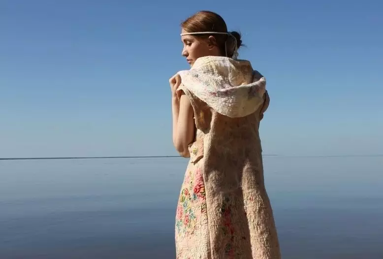 Abrigo de lana (75 fotos): Comentarios sobre la capa de valb femenino, sin forro, de Italia, abrigo de moda 595_70