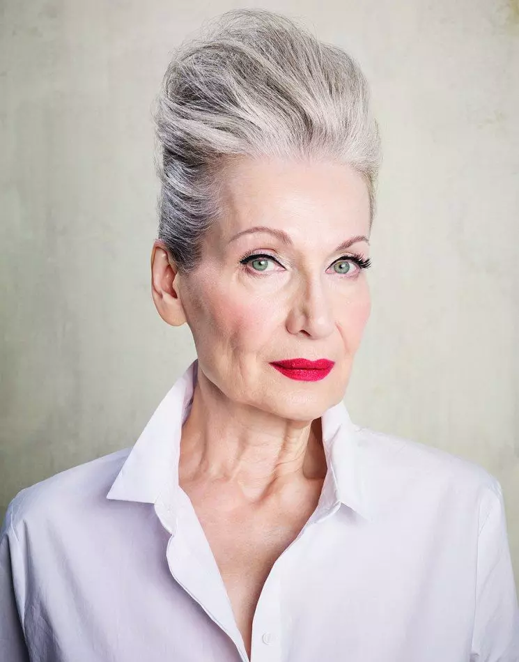 Hårklippningar för 60-åriga kvinnor (60 bilder): frisyrer som ungdomar. Kvinnliga hårklippningar för äldre damer med kort, medium och långt hår 5962_11