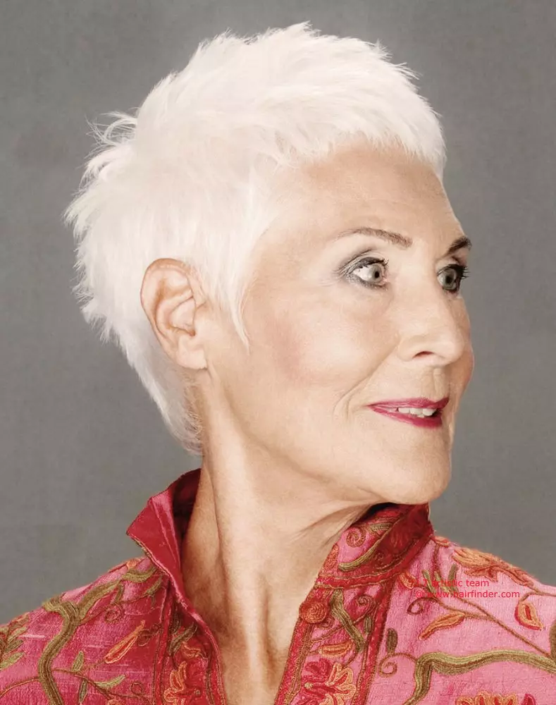 60 سالہ خواتین کے لئے ہیئر کٹ (60 تصاویر): Hairstyles کہ نوجوانوں. مختصر، درمیانے اور لمبے بال کے ساتھ بزرگ خواتین کے لئے خاتون بالکنی 5962_32