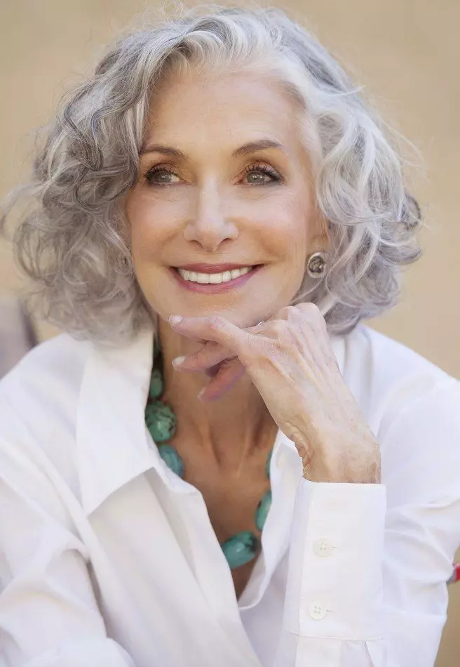 60 yaşında kadınlar için saç kesimi (60 fotoğraf): Gençlerin saç modelleri. Kısa, orta ve uzun saçlı yaşlı bayanlar için kadın saç kesimi 5962_54