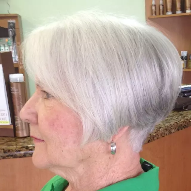 60歳の女性のヘアカット（60枚の写真）：その若者のヘアスタイル。短い、中、長い髪の高齢者の女性のための女性の散髪 5962_56
