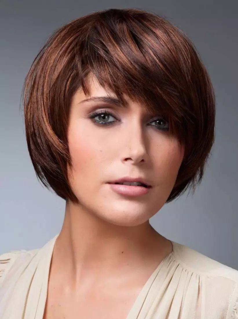 40年後の完全な女性のためのヘアカット（36枚の写真）：短くて中髪のためのファッショナブルなスタイリングとヘアスタイル。丸い顔を持つ女性にどのような散髪がありますか？ 5965_16