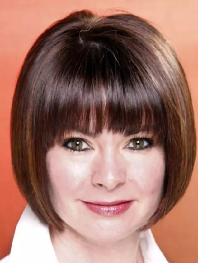 40年後の完全な女性のためのヘアカット（36枚の写真）：短くて中髪のためのファッショナブルなスタイリングとヘアスタイル。丸い顔を持つ女性にどのような散髪がありますか？ 5965_9