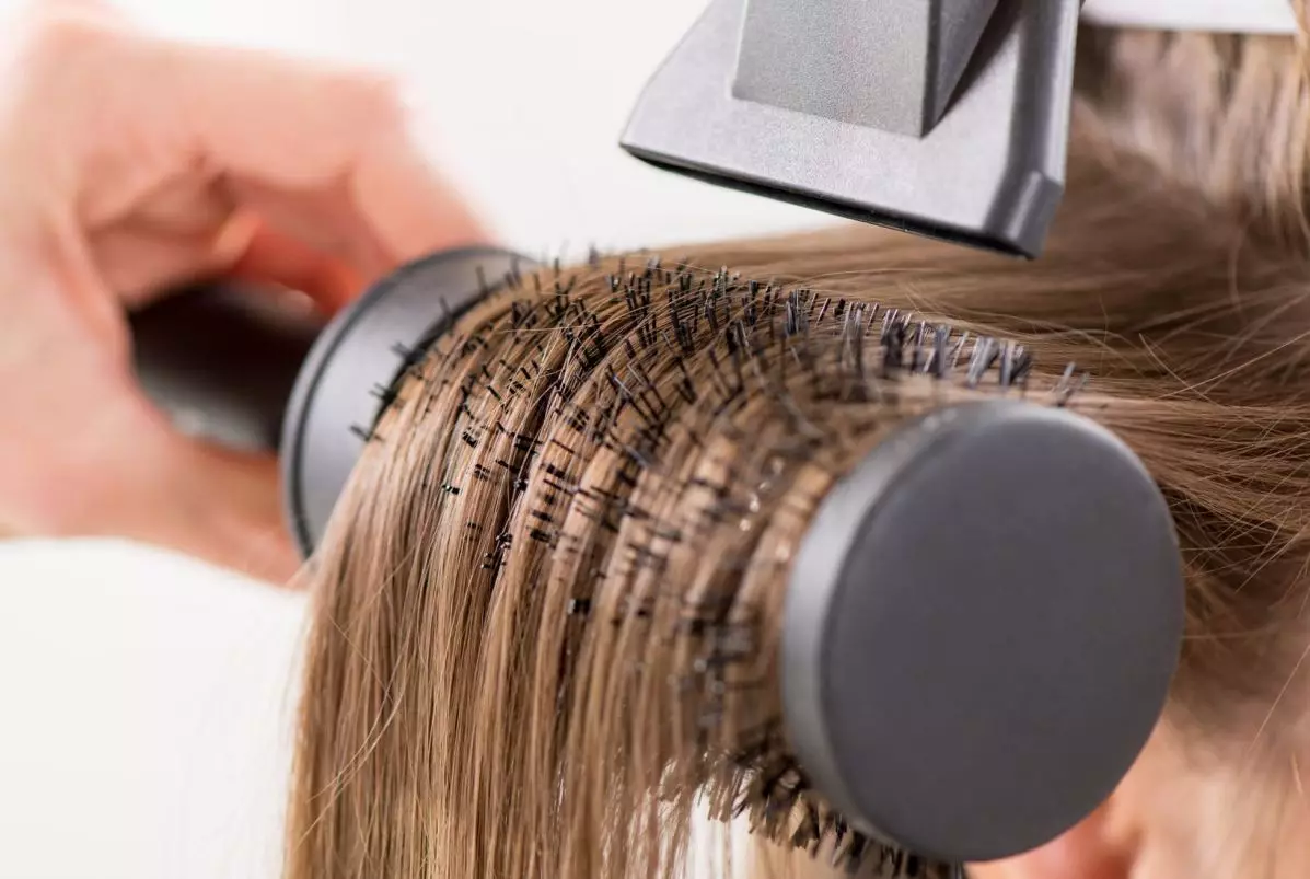 Подстригване капачка на средна коса (60 снимки): дамски прически Cap с разширение на чуплива, къдрава и права коса 5970_11