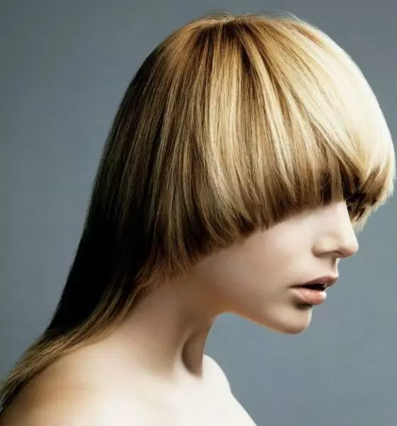 Casquette de coupe de cheveux sur les cheveux moyens (60 photos): Capuchon de coiffure pour femmes avec extension sur les cheveux ondulés, bouclés et droits 5970_31