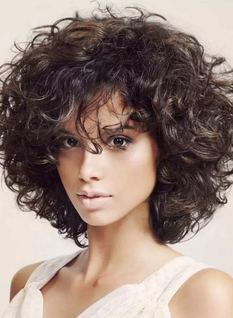 Подстригване капачка на средна коса (60 снимки): дамски прически Cap с разширение на чуплива, къдрава и права коса 5970_54