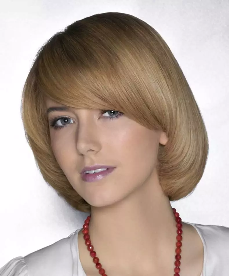 中髪のヘアカットセイソン（50枚の写真）：機器の特徴、卒業した女性の髪型、中長髪のバンのSeesonヘアカット 5974_10