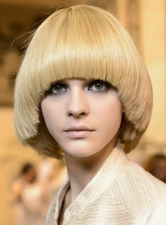 中髪のヘアカットセイソン（50枚の写真）：機器の特徴、卒業した女性の髪型、中長髪のバンのSeesonヘアカット 5974_11