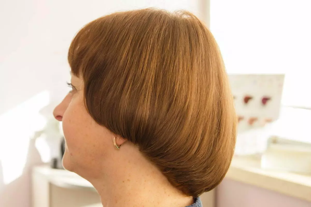 Prerje Seisson në flokë të mesëm (50 foto): Karakteristikat e pajisjeve, hairstyle e grave të diplomuara, një prerje flokësh me një zhurmë për flokët e mesëm 5974_27